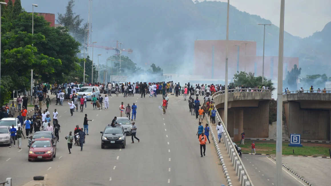 Un tribunal nigérian libère 119 manifestants, dont certains risquent la peine de mort, après que le gouvernement a abandonné les charges